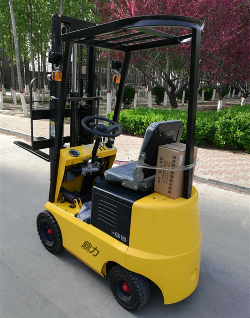 鼎力05吨电动叉车小型四轮座驾式电动叉车操作灵活
