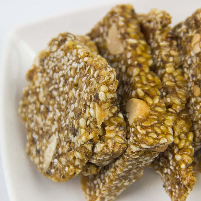 白芝麻花生糖手工传统糕点花生酥办公休闲零食特产200g罐装