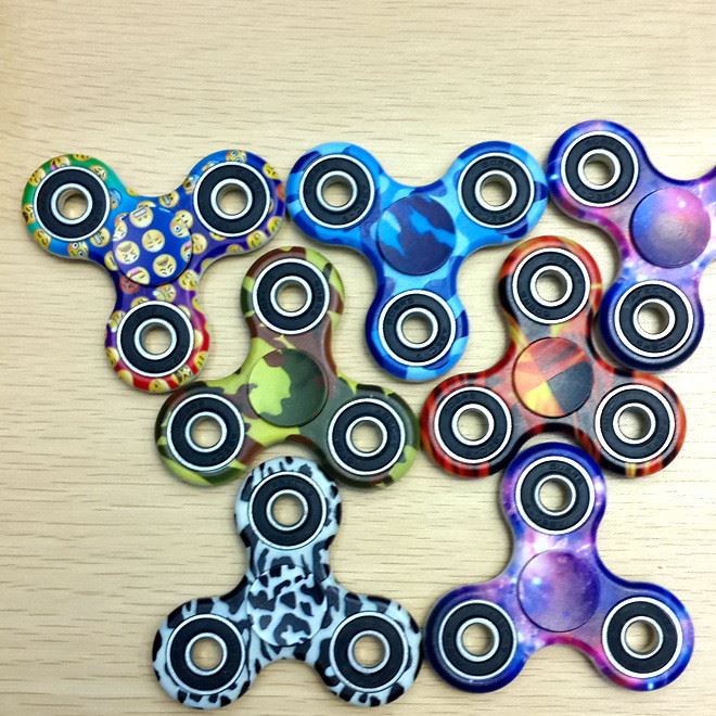 指尖陀螺 兒童減壓玩具 三葉迷彩陀螺 hand spinner 彩繪手指陀螺