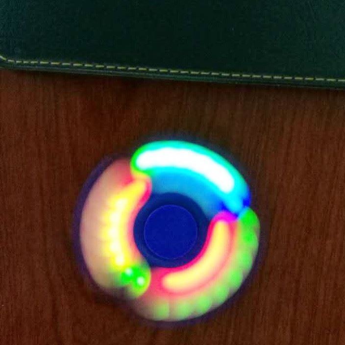 发光炫彩机芯 指尖陀螺 HandSpinner 无顶针印 三叶LED手指陀螺