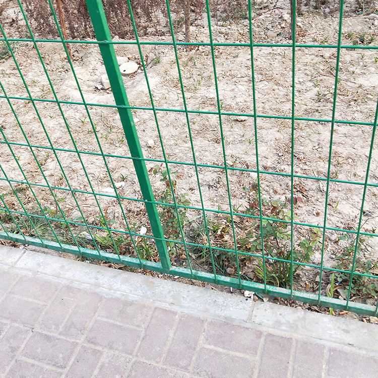 大量供應框架雙邊絲防護家用圍欄網廠家批發防護小區草坪圍欄